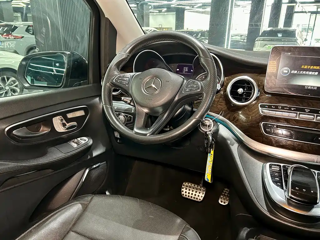 Mercedes-Benz V-Class 2019 — фото 23
