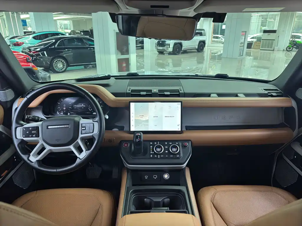 Land Rover Defender 2023 — фото 12