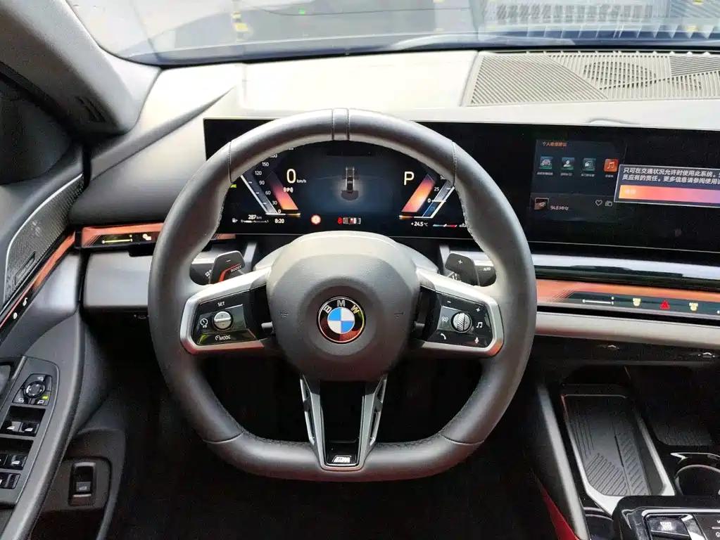 BMW 5 Series 2025 — фото 10