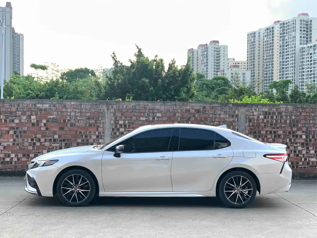 Toyota Camry 2022 — фото 3