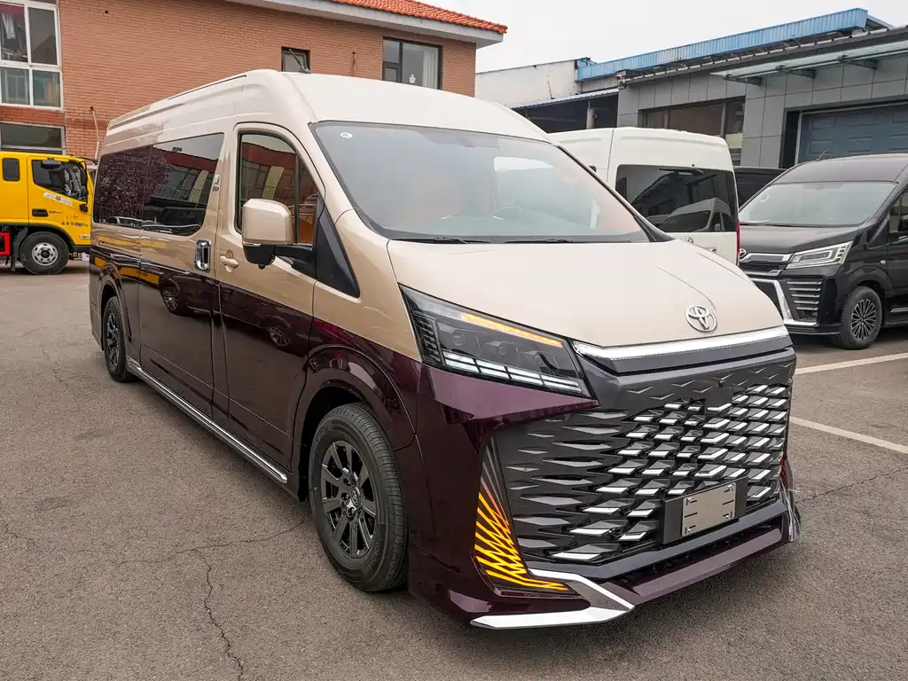 Toyota Hiace 2024 — фото 3