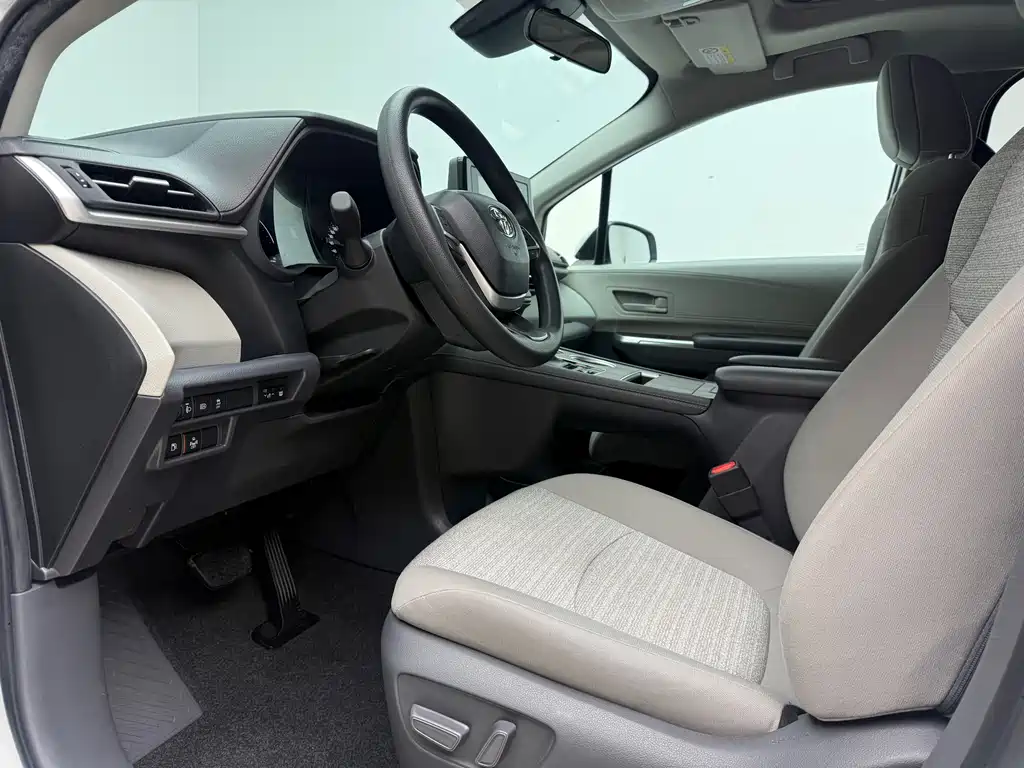 Toyota Sienna 2023 — фото 15