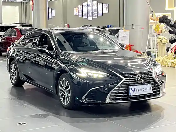 Lexus ES 2025