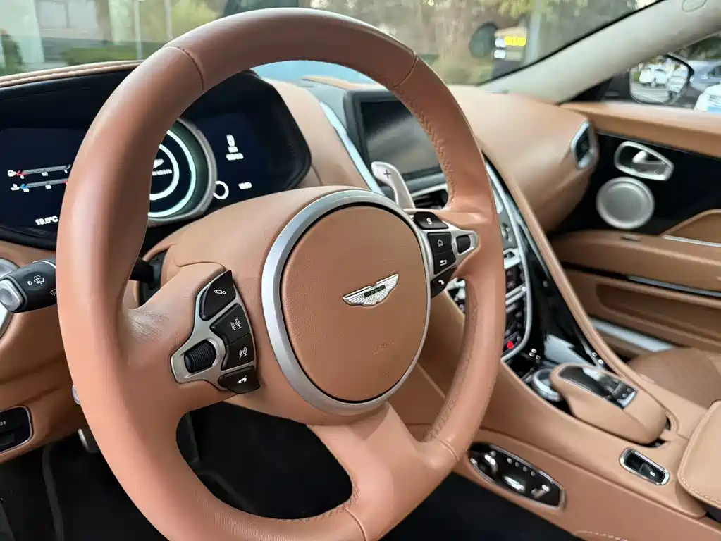 Aston Martin DB11 2020 — фото 11