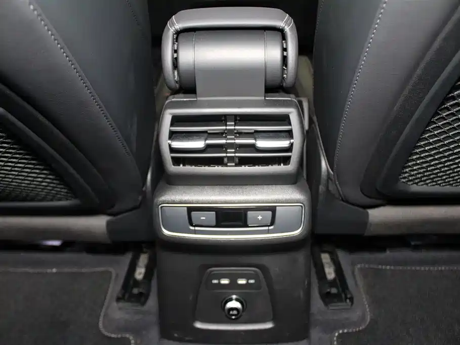 Audi Q4 e-tron 2025 — фото 10