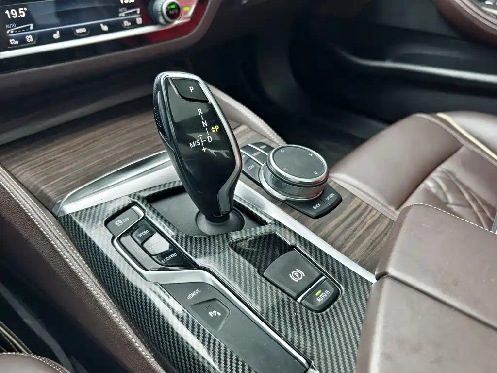 BMW 5 Series New Energy 2019 — фото 10