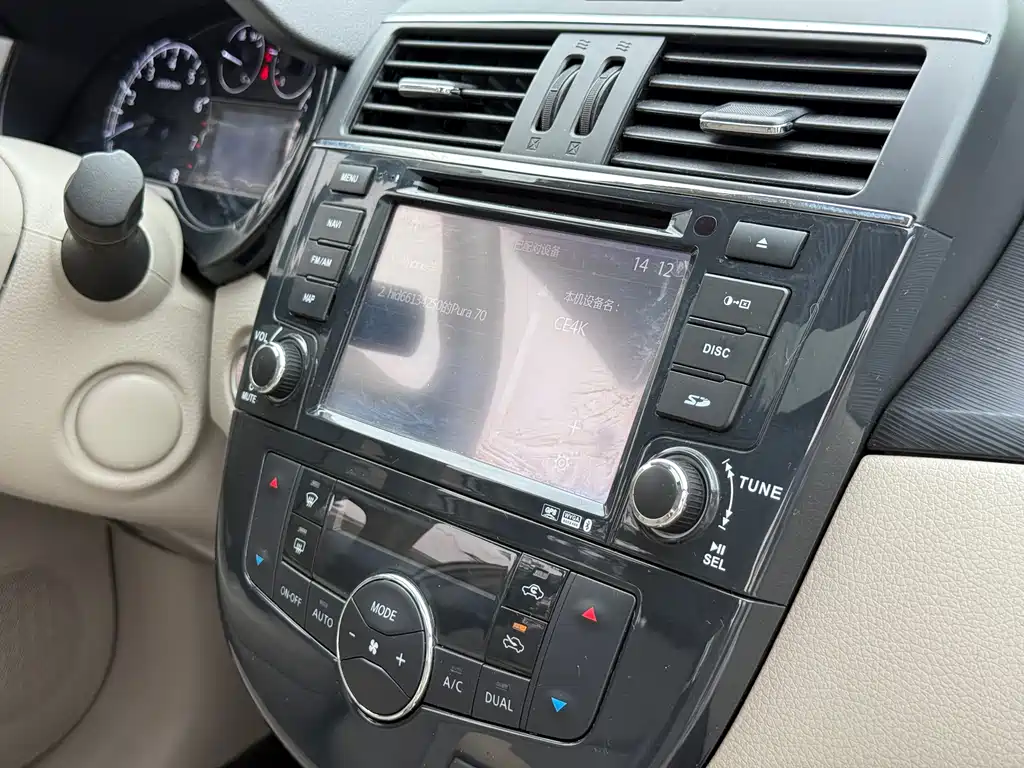 Nissan Tiida 2015 — фото 10