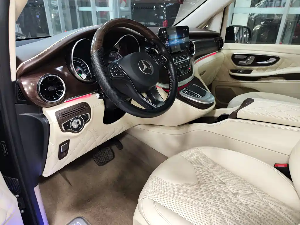 Mercedes-Benz V-Class 2021 — фото 14