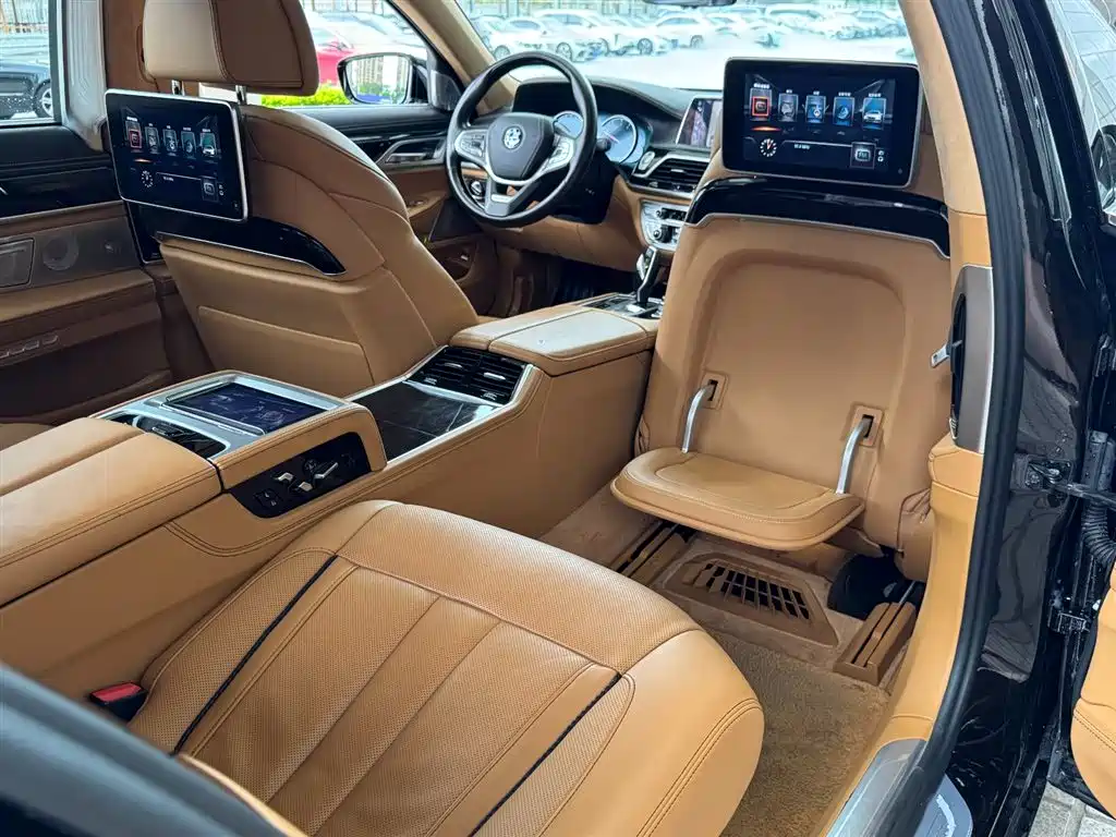 BMW 7 Series 2017 — фото 26