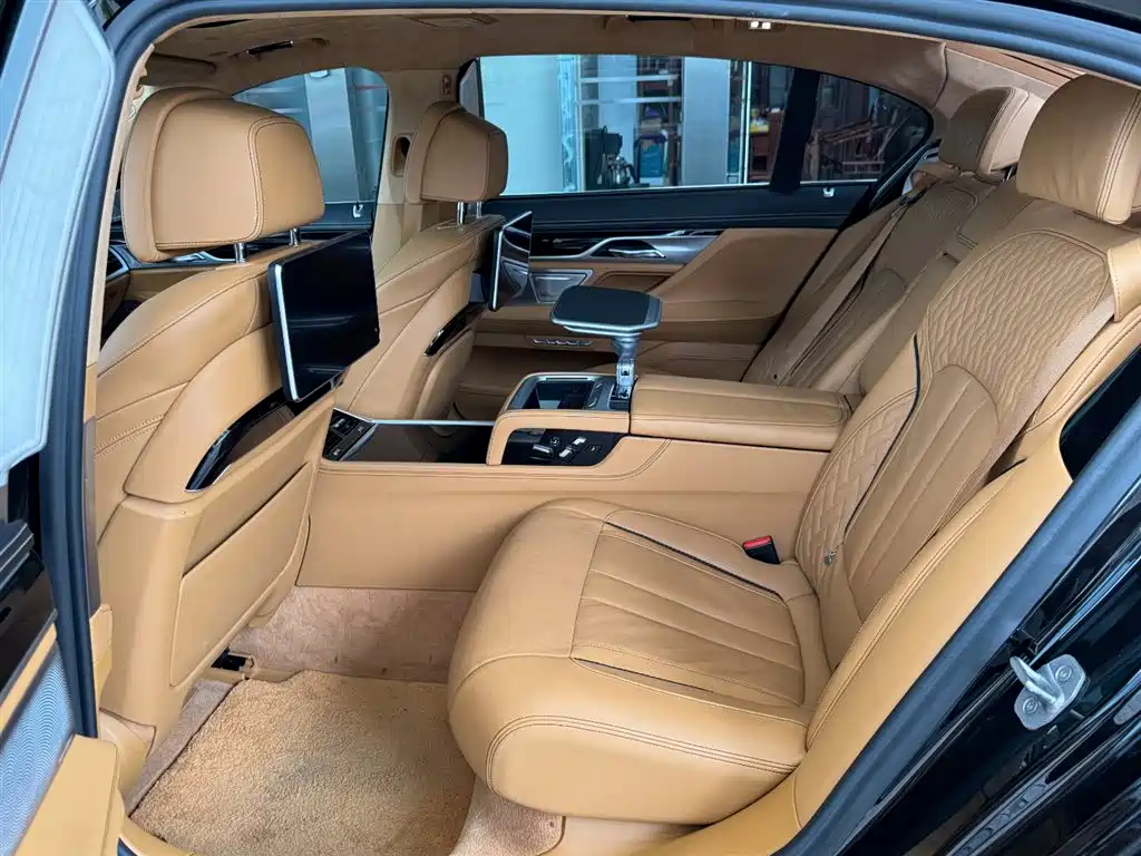 BMW 7 Series 2017 — фото 9