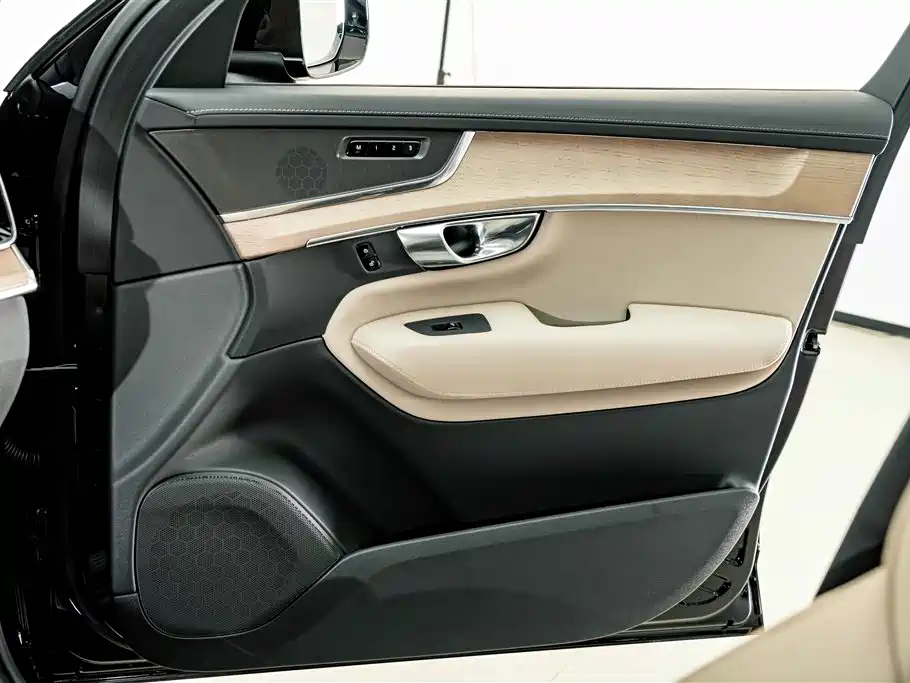 Volvo XC90 Plug-In Hybrid 2026 — фото 16