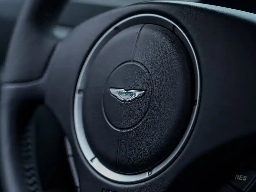 Aston Martin V8 Vantage 2011 — фото 17
