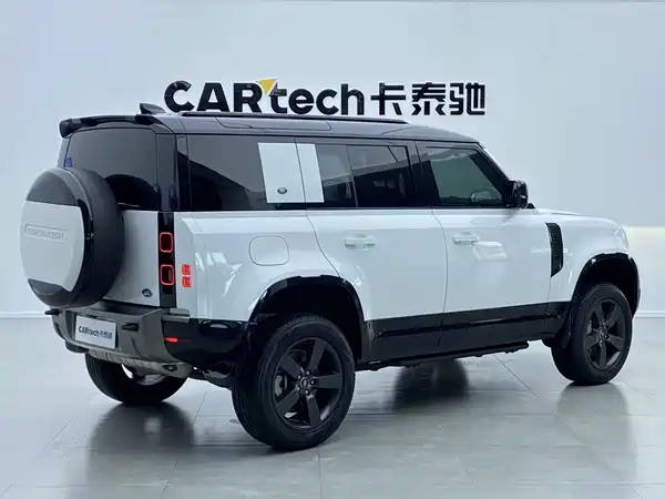 Land Rover Defender 2024