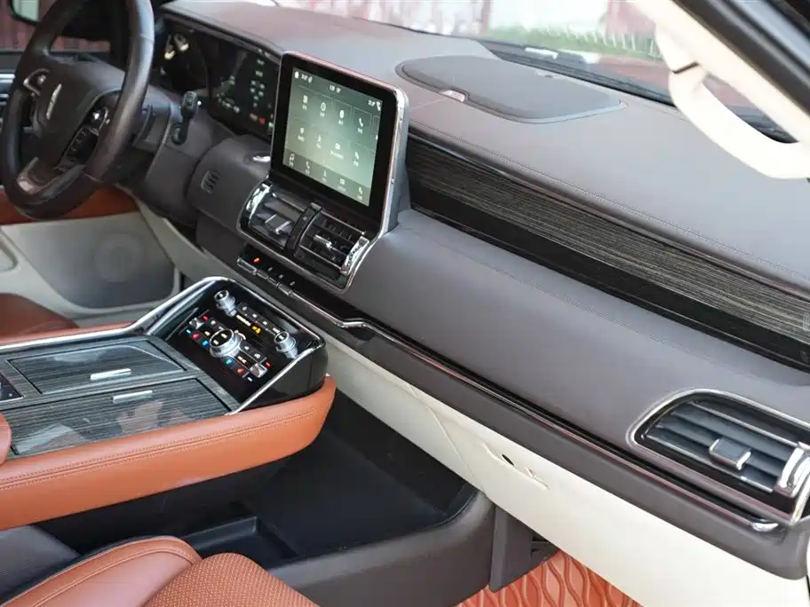 Lincoln Navigator 2018 — фото 11