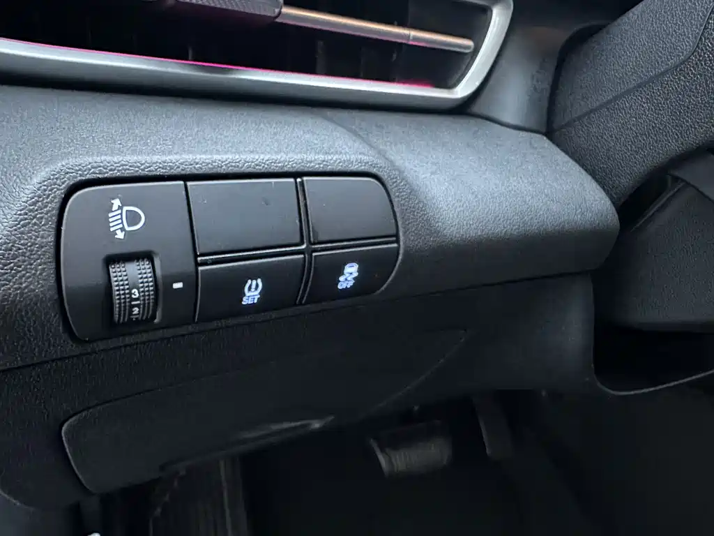 Hyundai Elantra 2023 — фото 18