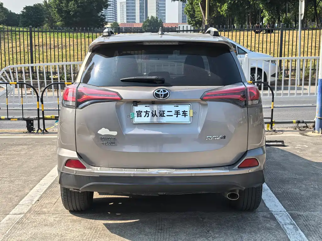 Toyota RAV4 2019 — фото 18