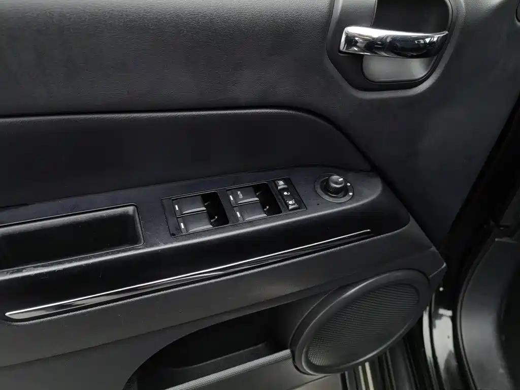 Jeep Compass 2012 — фото 9