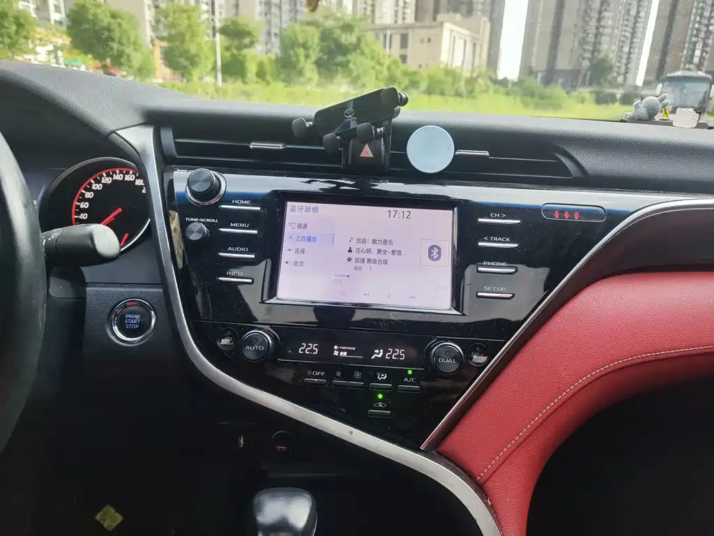 Toyota Camry 2018 — фото 11