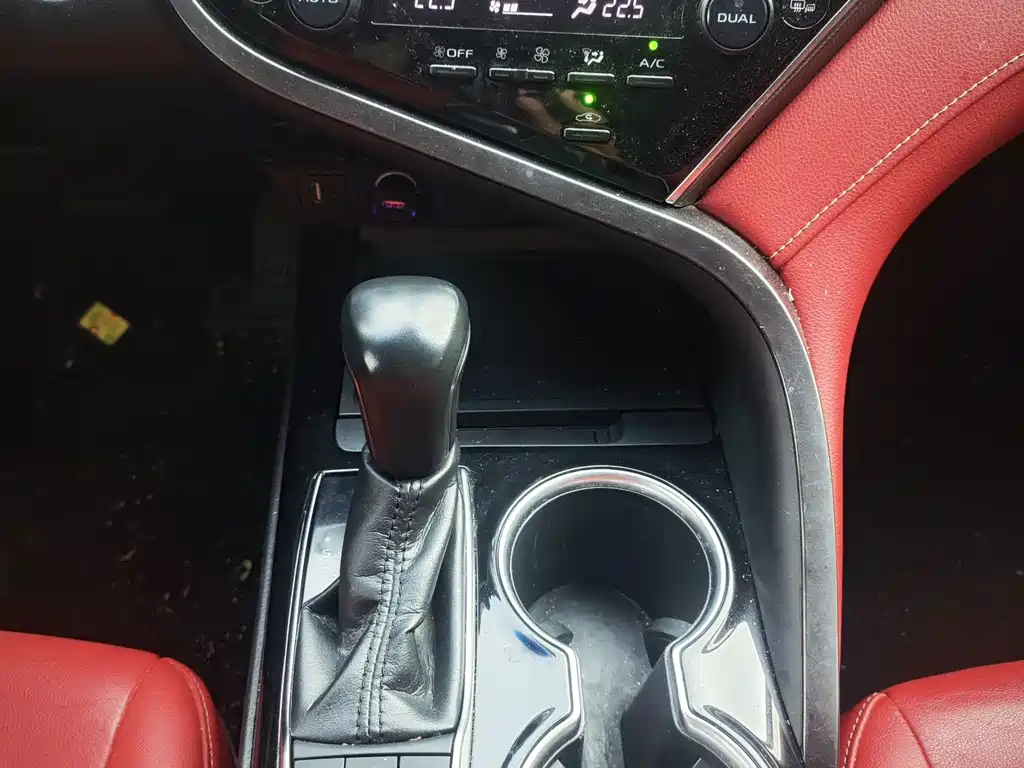 Toyota Camry 2018 — фото 13