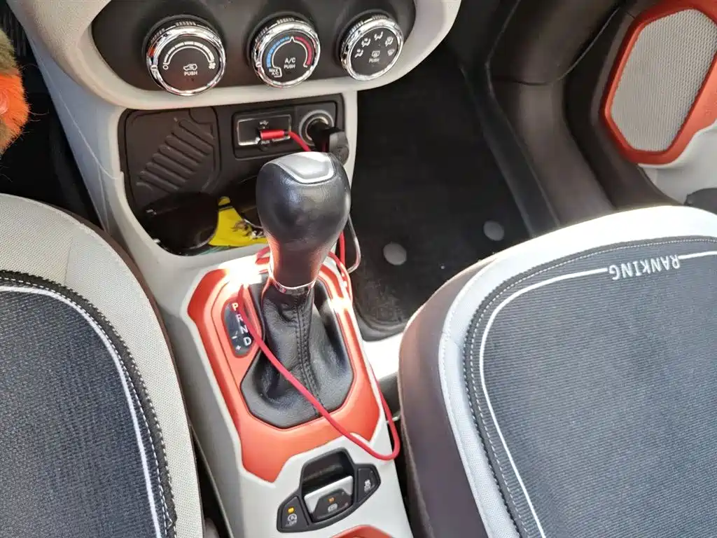 Jeep Renegade 2017 — фото 15