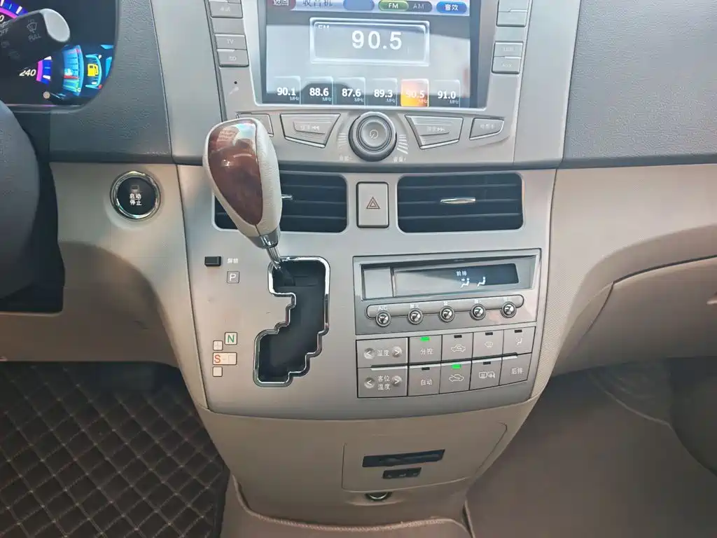 BYD M6 2015 — фото 10
