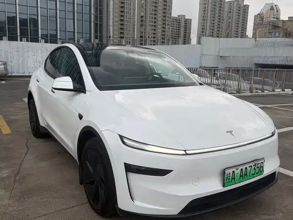 Tesla Model Y 2025