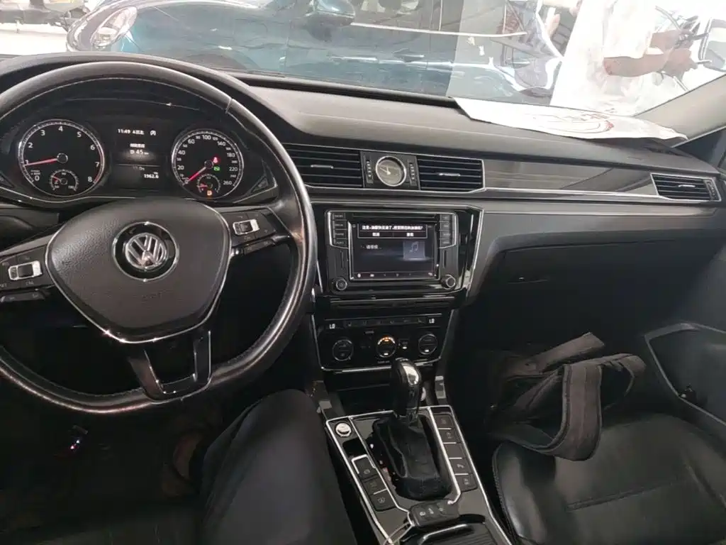 Volkswagen Passat 2017 — фото 10