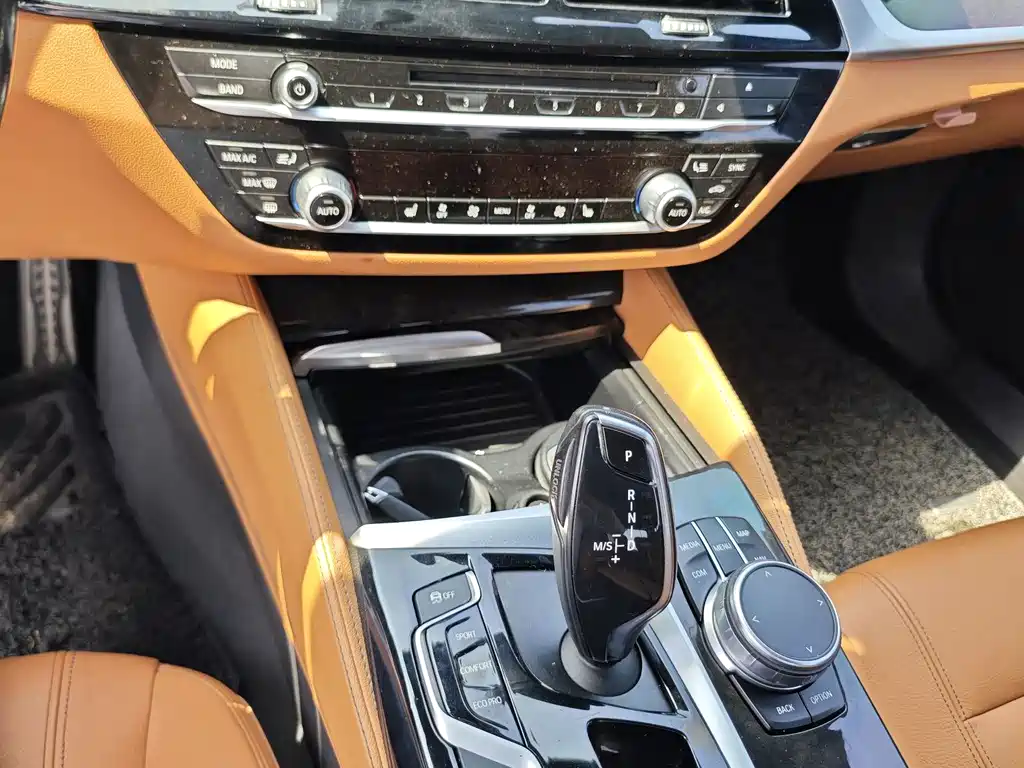 BMW 5 Series 2017 — фото 10