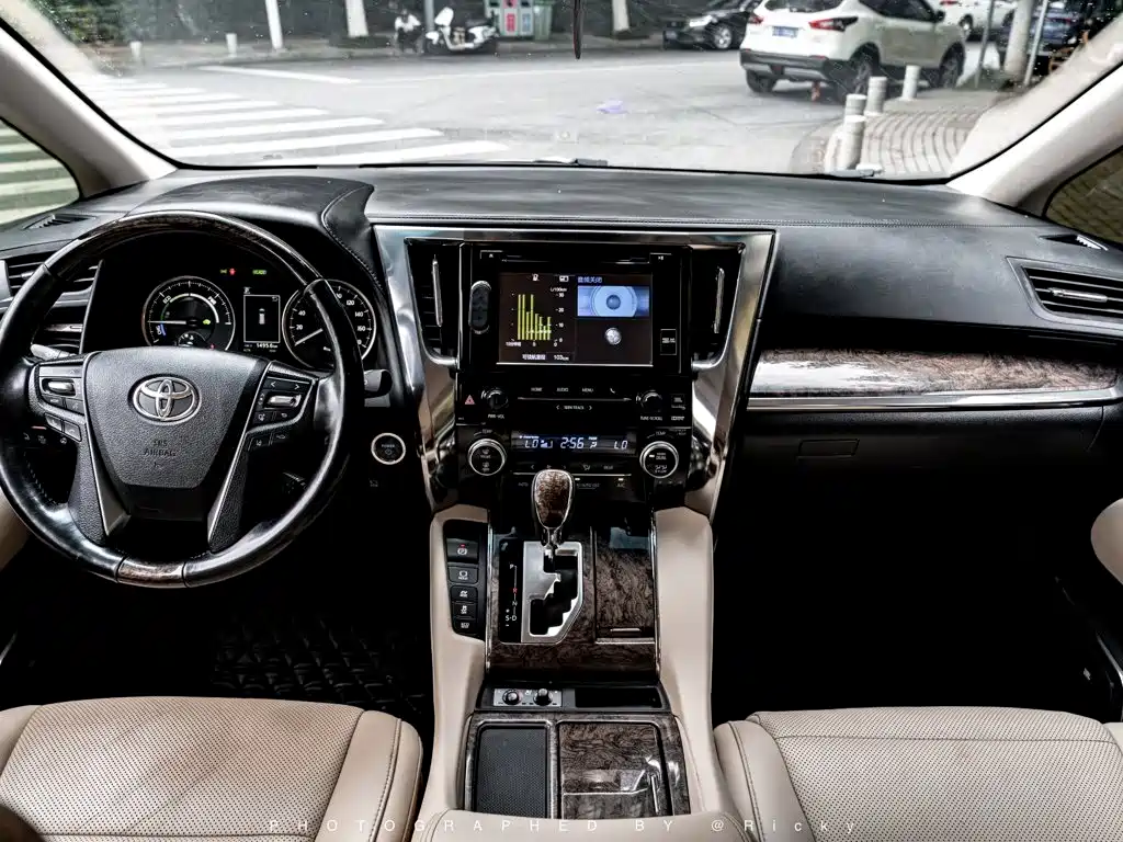 Toyota Alphard 2020 — фото 4