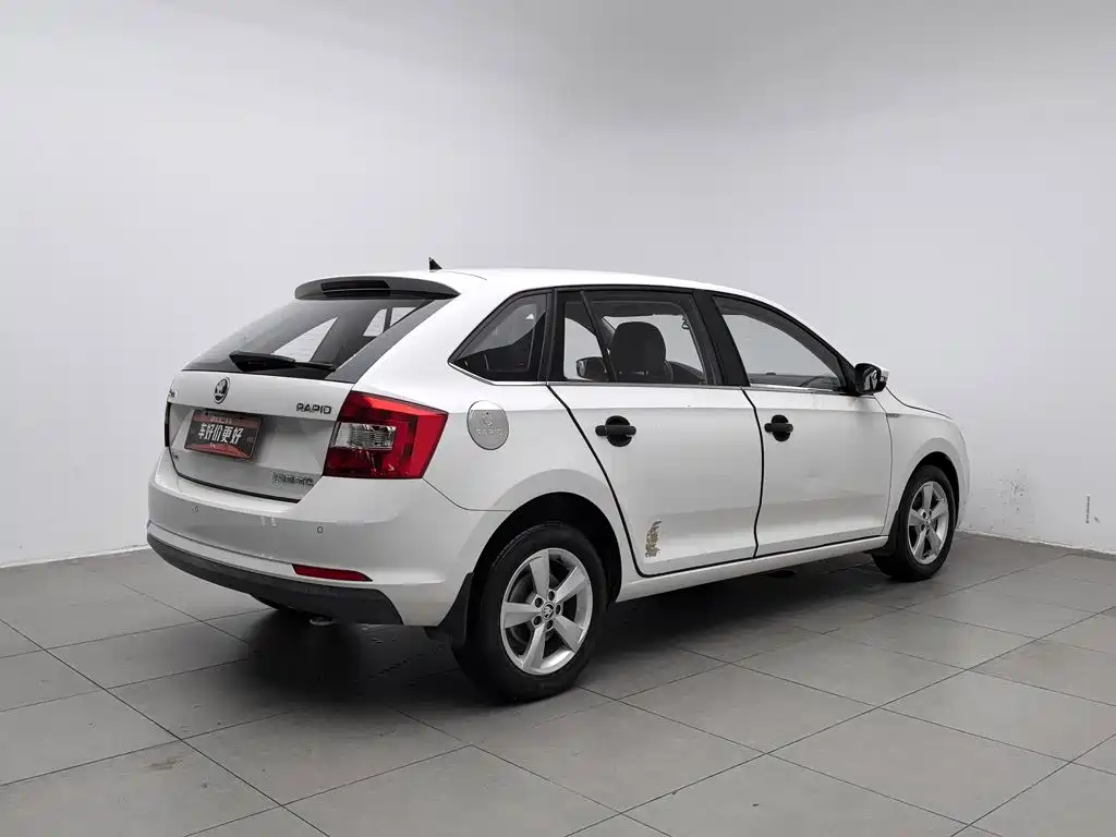 Skoda Rapid Spaceback 2018 — фото 2