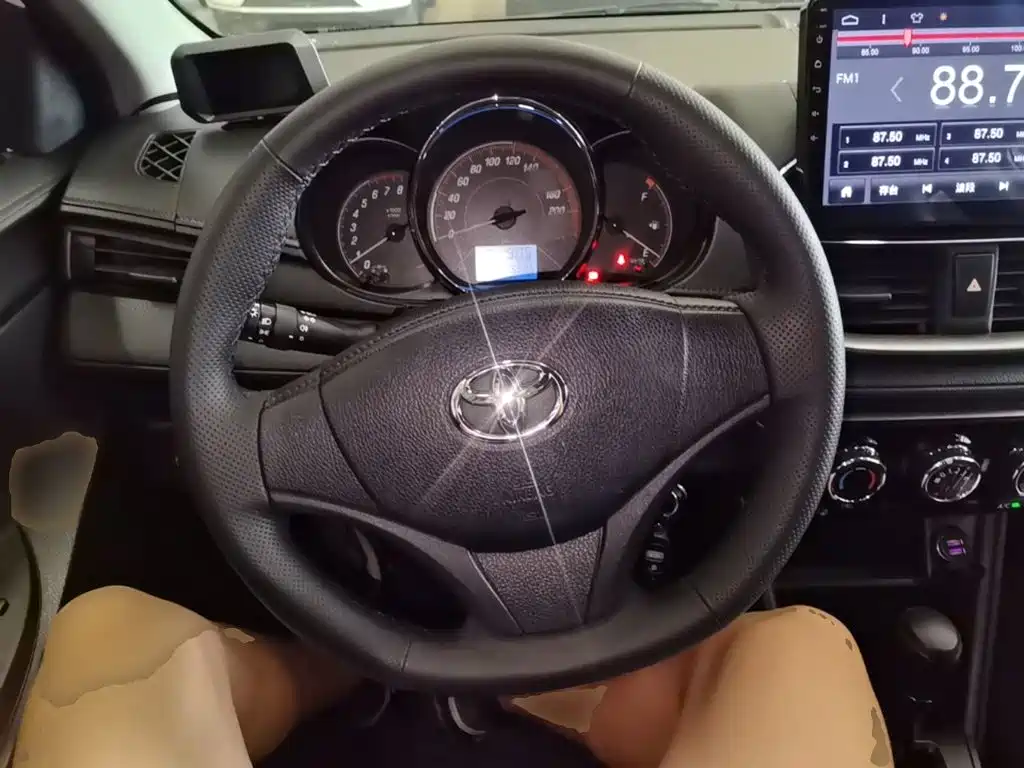 Toyota Yaris L 2020 — фото 11