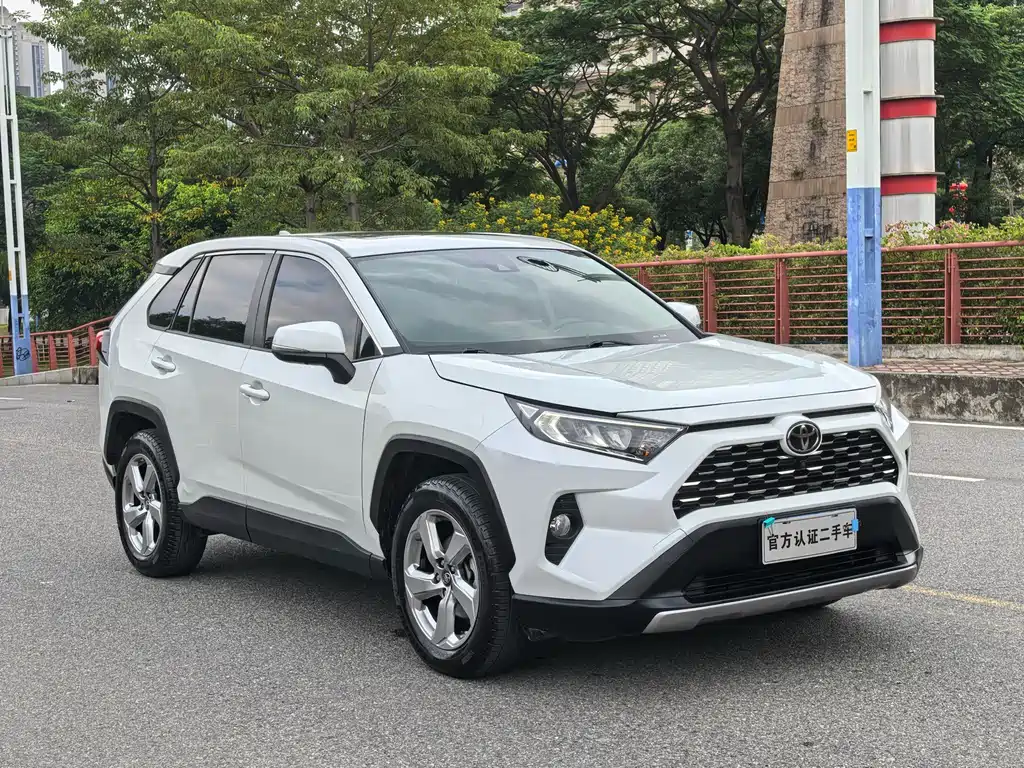 Toyota RAV4 2021 — фото 3