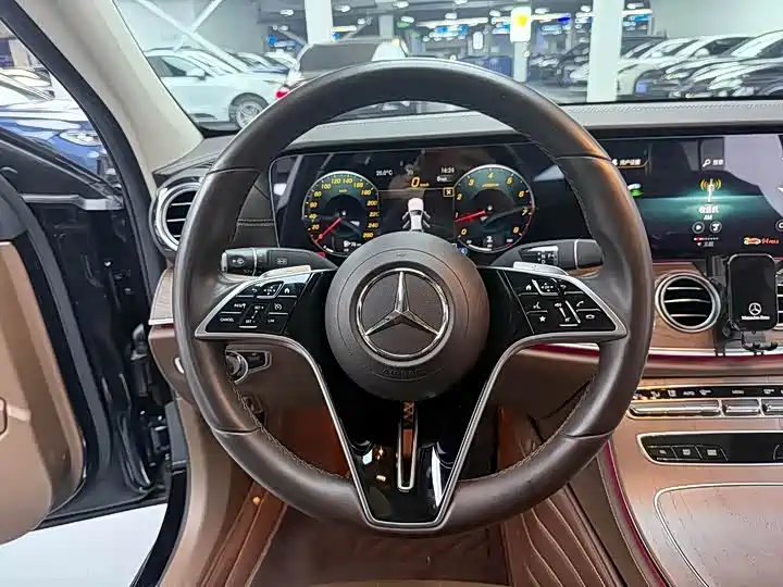 Mercedes-Benz E-Class 2022 — фото 8