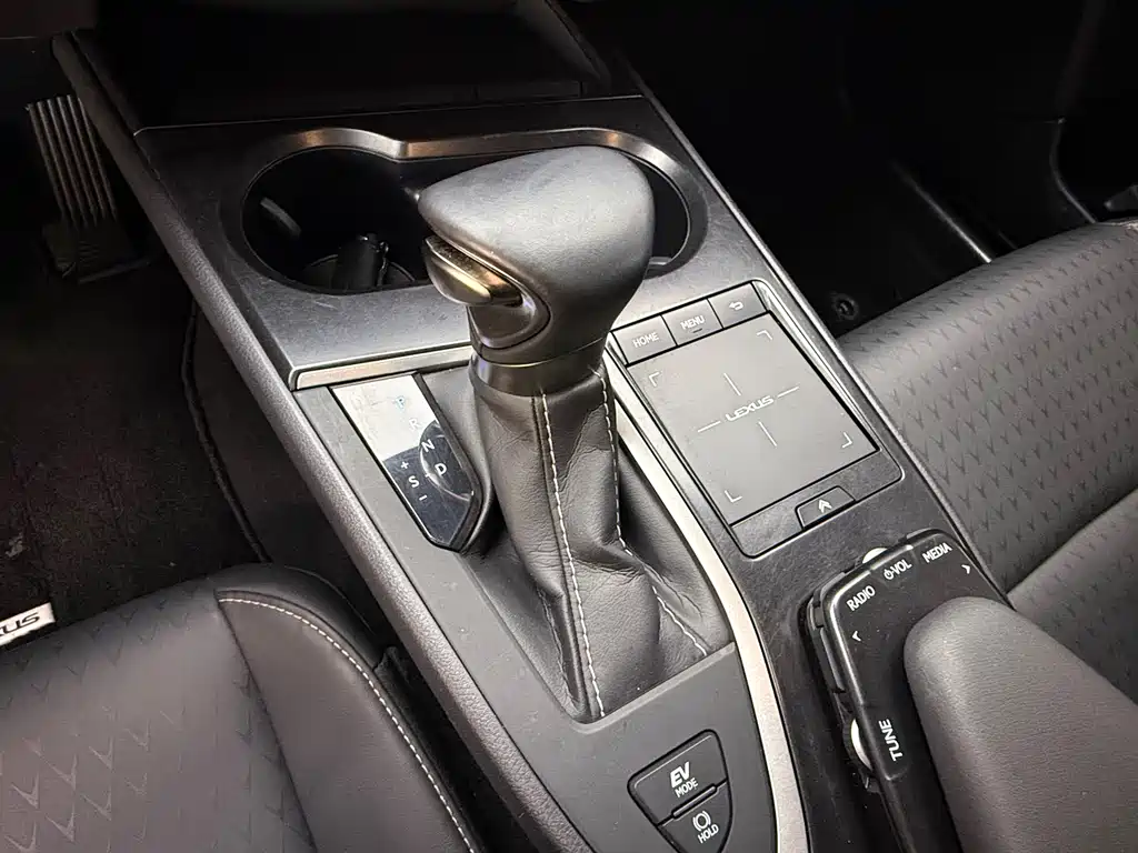 Lexus UX 2020 — фото 11