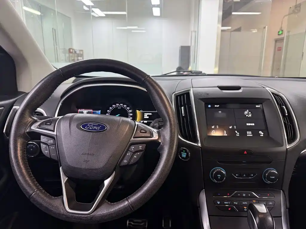 Ford Edge 2017 — фото 18