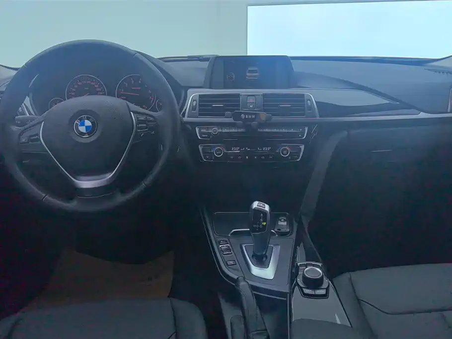BMW 3 Series 2017 — фото 12