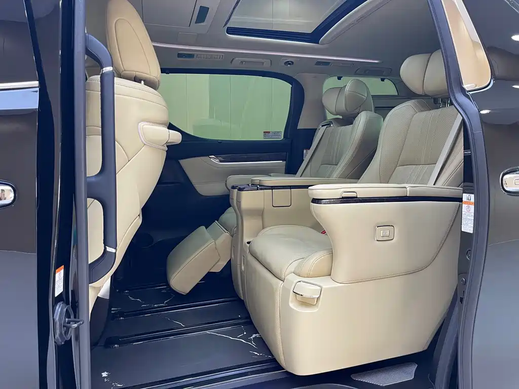 Toyota Alphard 2023 — фото 13