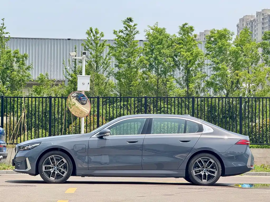 BMW i5 — фото 3