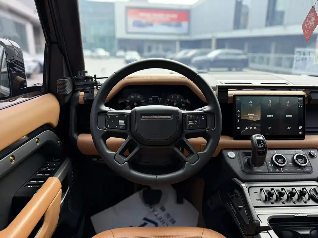 Land Rover Defender 2023 — фото 16