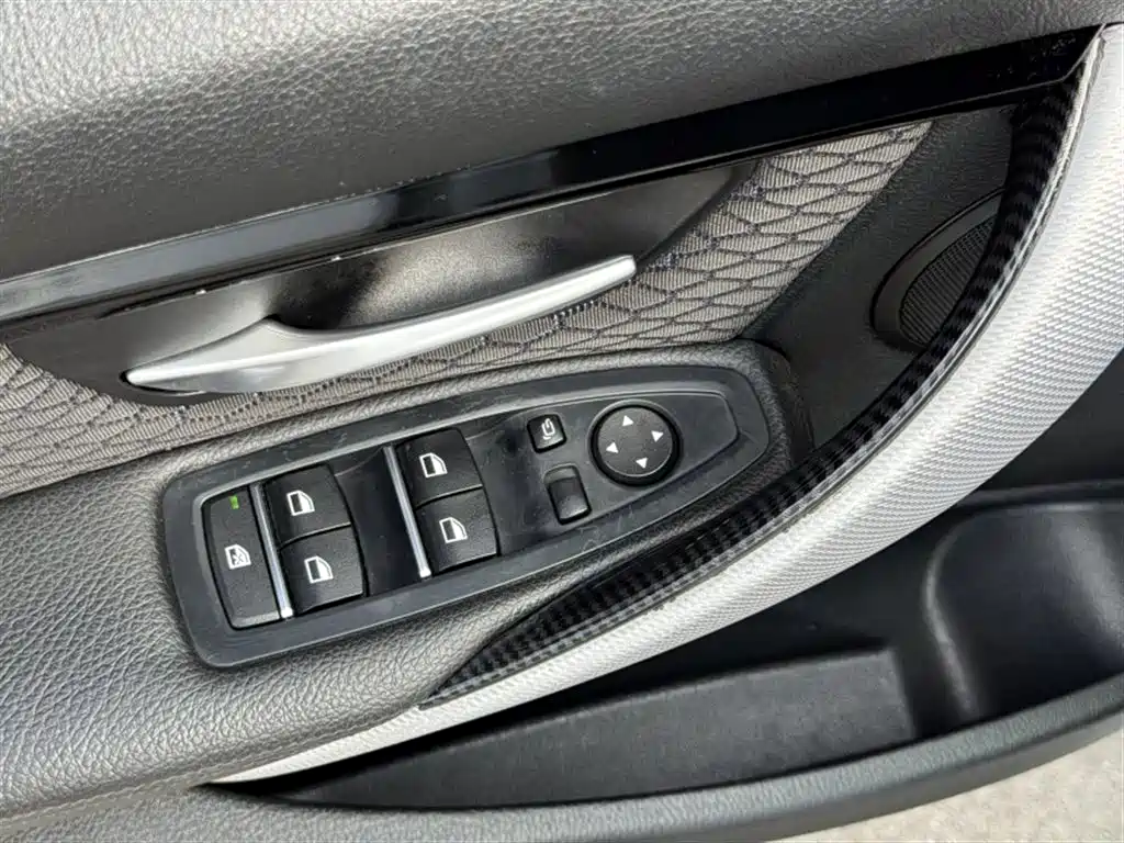 BMW 3 Series 2017 — фото 11