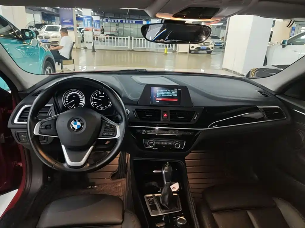 BMW 1 Series 2018 — фото 10
