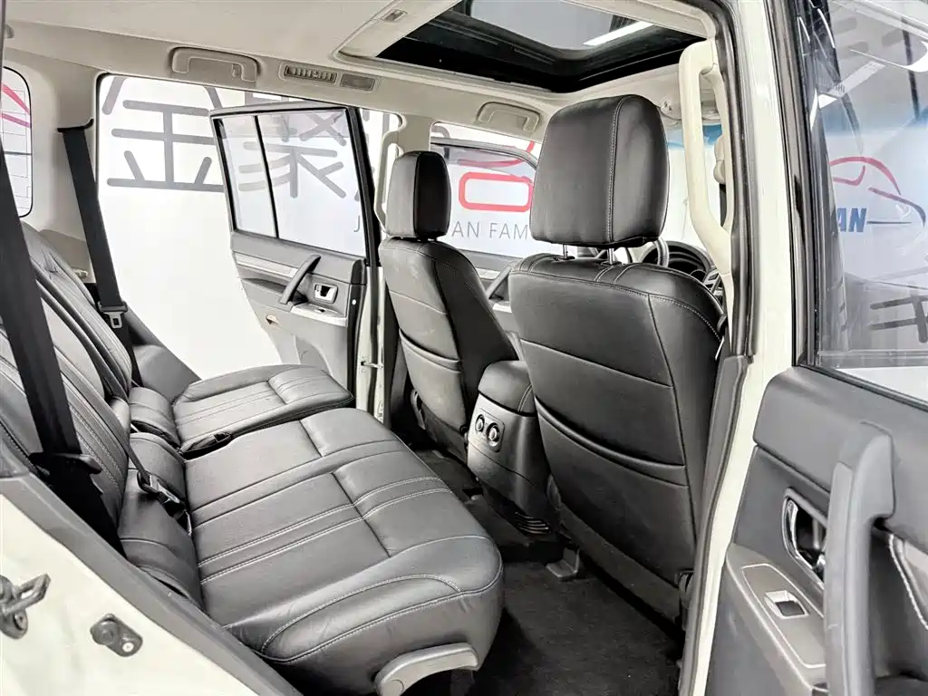 Mitsubishi Pajero 2016 — фото 14