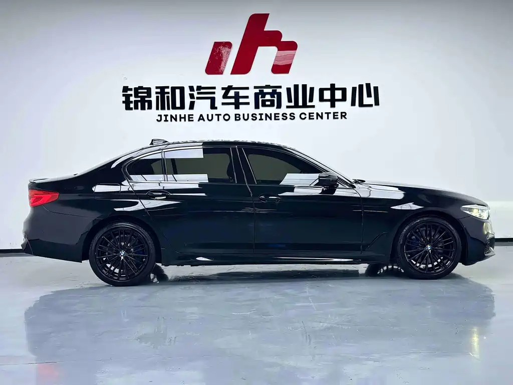 BMW 5 Series 2019 — фото 19