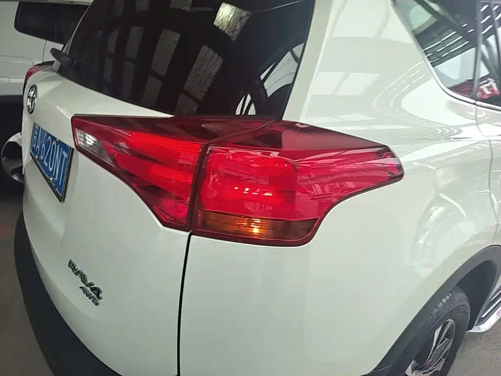 Toyota RAV4 2015 — фото 8