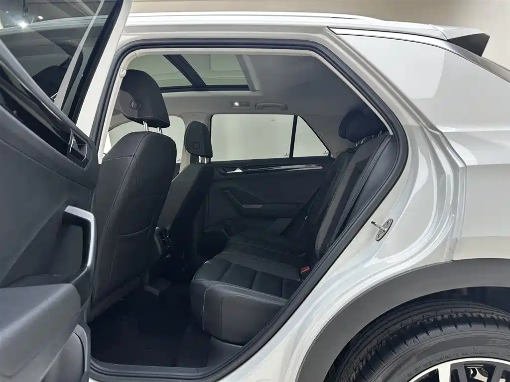 Volkswagen T-Roc 2023 — фото 18