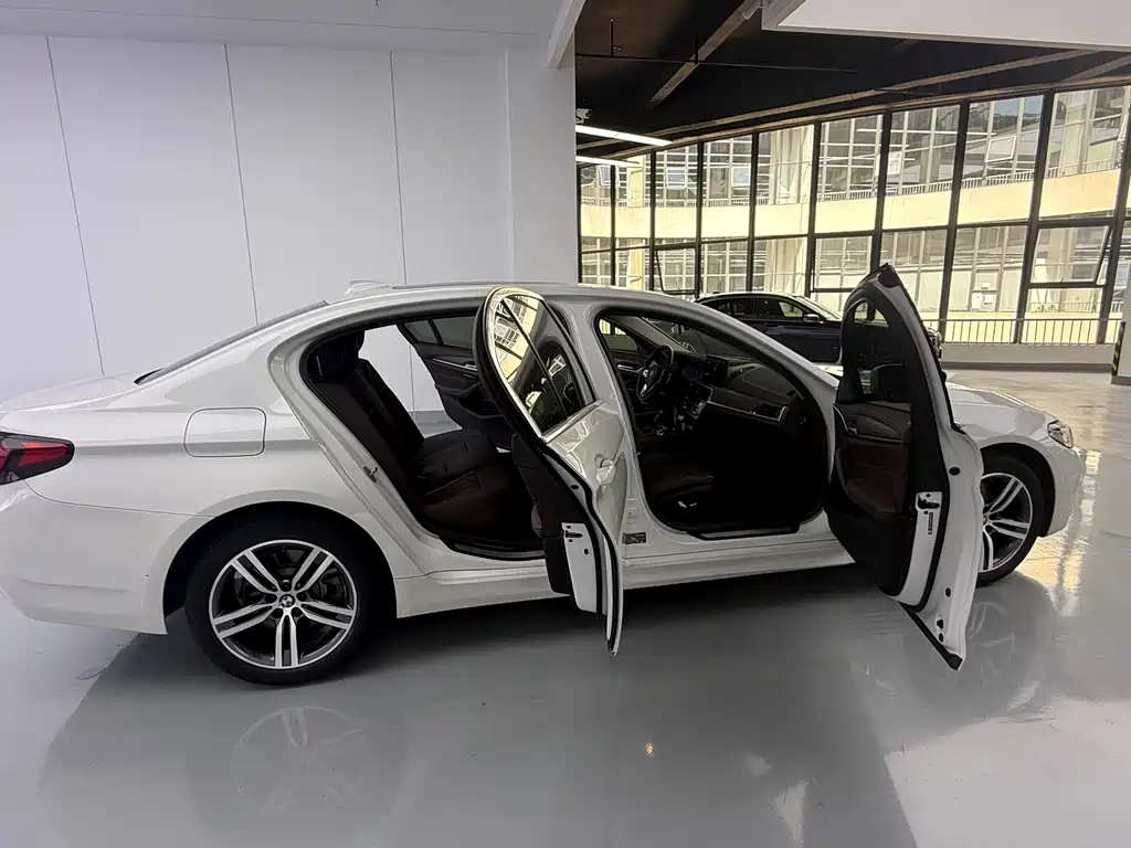 BMW 5 Series 2023 — фото 14
