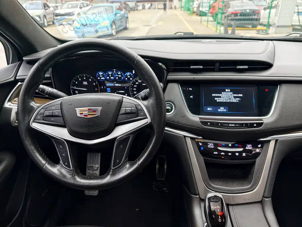 Cadillac XT5 2017 — фото 13