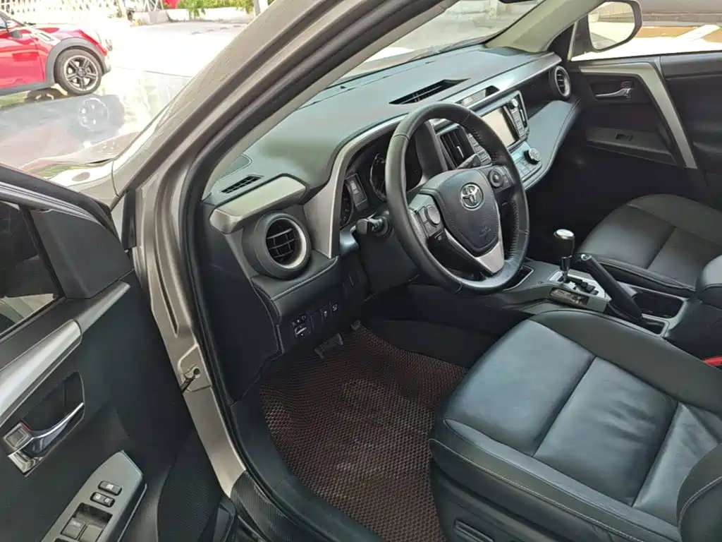 Toyota RAV4 2017 — фото 16