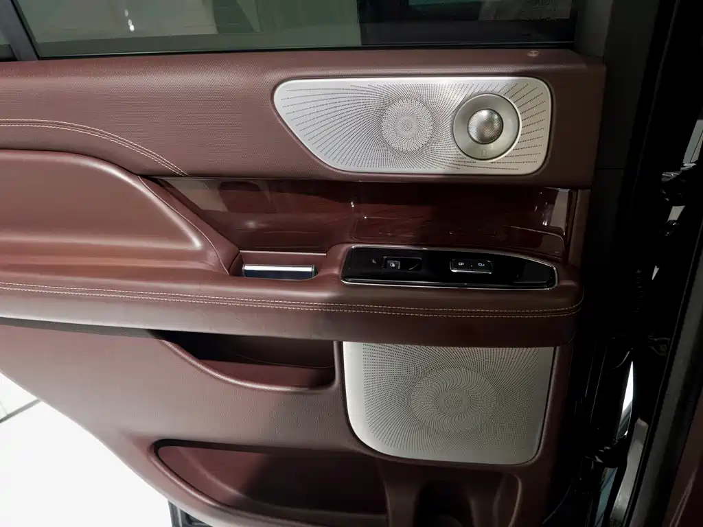 Lincoln Navigator 2020 — фото 15