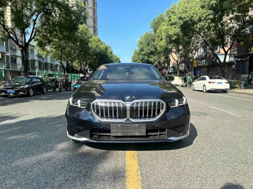 BMW 5 Series 2025 — фото 11